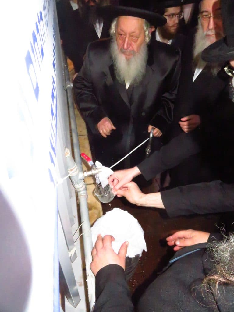 האדמו"ר מנאראל בשאיבת מים שלנו ובשריפת חמץ