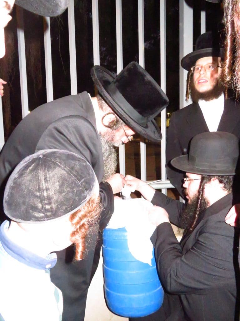 גלריה: גאב''ד זכרון מאיר בהכנות לחג הפסח