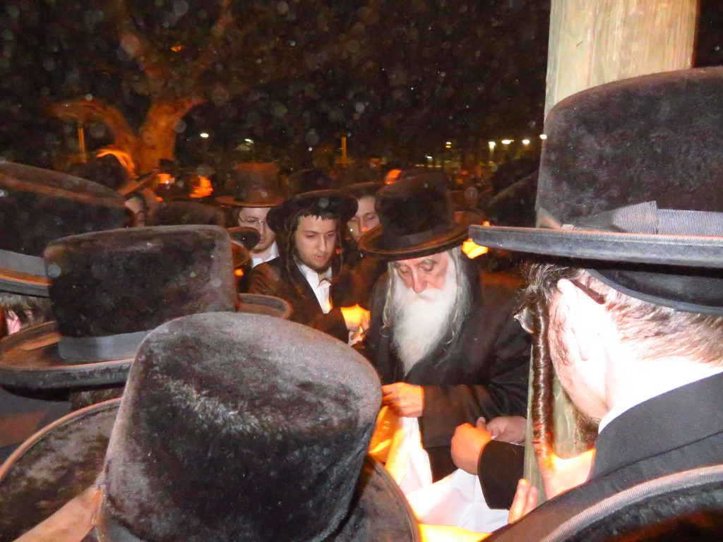 גלריה: האדמו''ר ממכנובקא בעלזא בשאיבת מים שלנו ושריפת חמץ