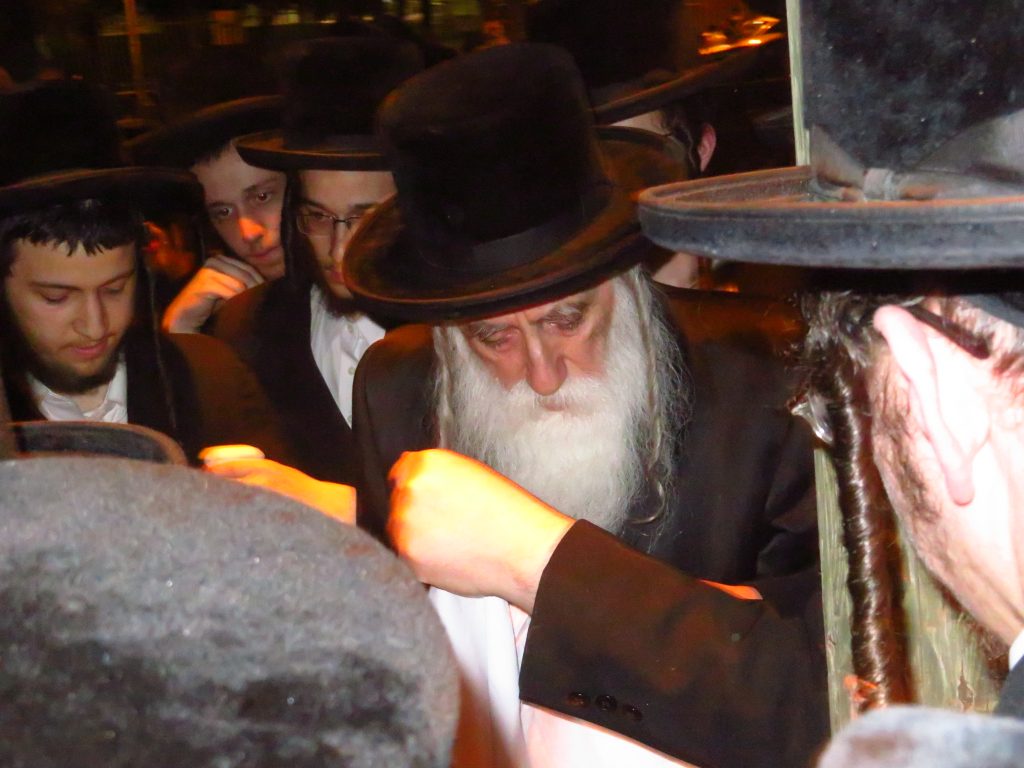 גלריה: האדמו''ר ממכנובקא בעלזא בשאיבת מים שלנו ושריפת חמץ