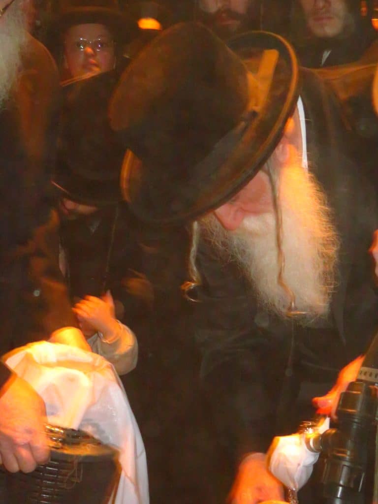 גלריה: האדמו''ר ממכנובקא בעלזא בשאיבת מים שלנו ושריפת חמץ