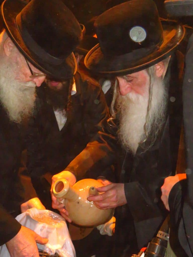 גלריה: האדמו''ר ממכנובקא בעלזא בשאיבת מים שלנו ושריפת חמץ