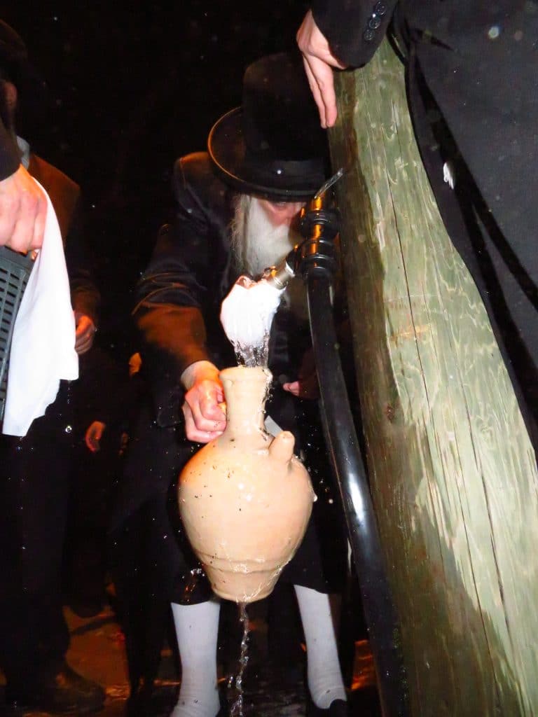 גלריה: האדמו''ר ממכנובקא בעלזא בשאיבת מים שלנו ושריפת חמץ