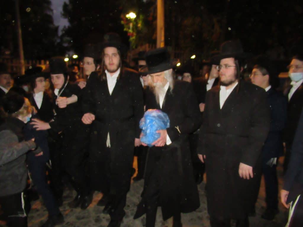 האדמו''רים מדעעש וסטריקוב בשאיבת מים שלנו