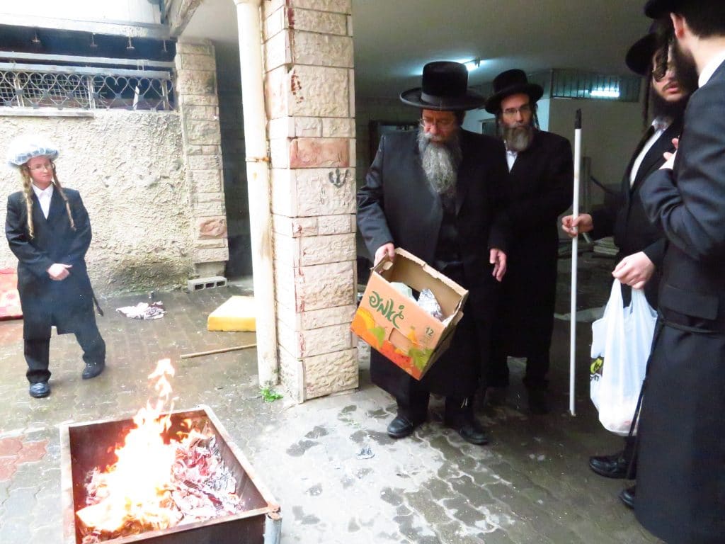 גלריה: גאב''ד זכרון מאיר בהכנות לחג הפסח