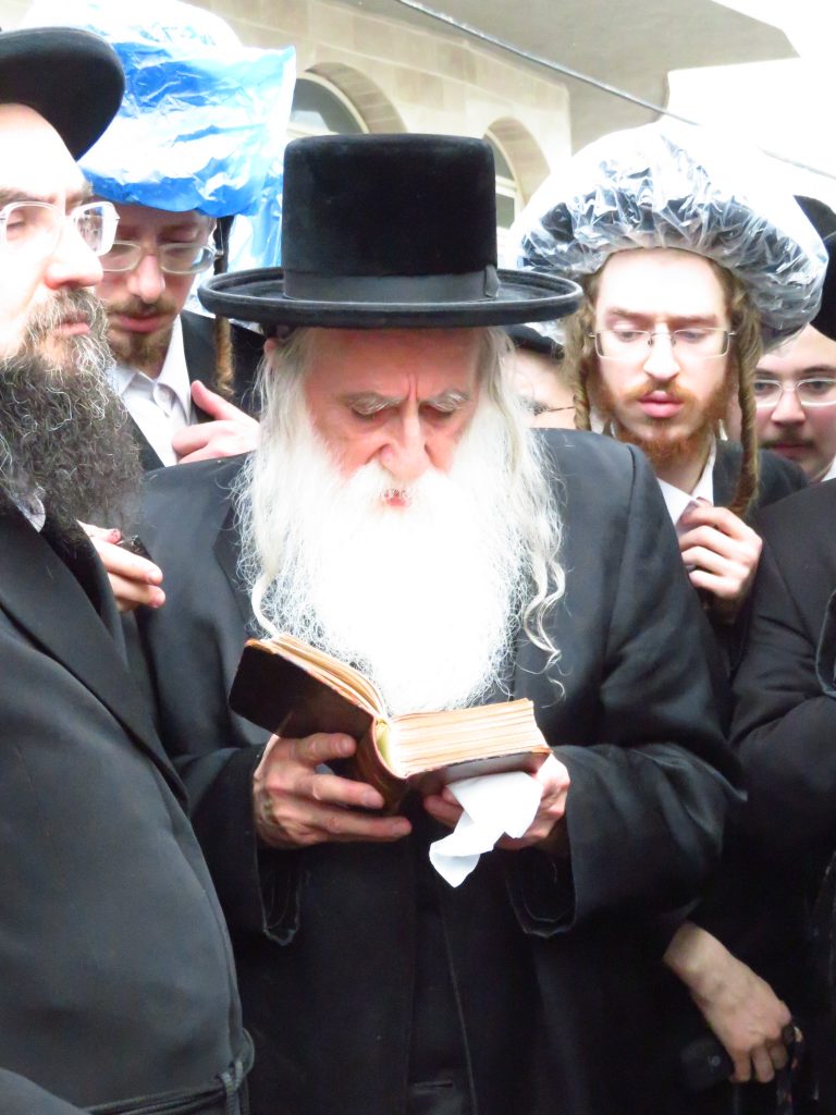 גלריה: האדמו''ר ממכנובקא בעלזא בשאיבת מים שלנו ושריפת חמץ