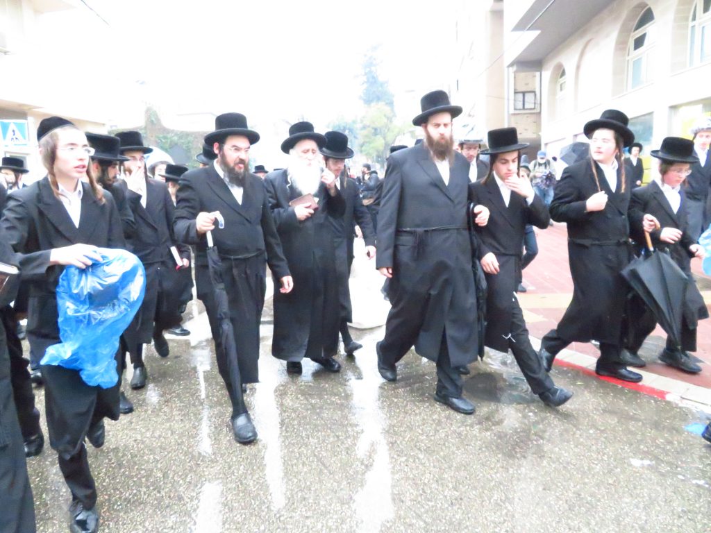 גלריה: האדמו''ר ממכנובקא בעלזא בשאיבת מים שלנו ושריפת חמץ