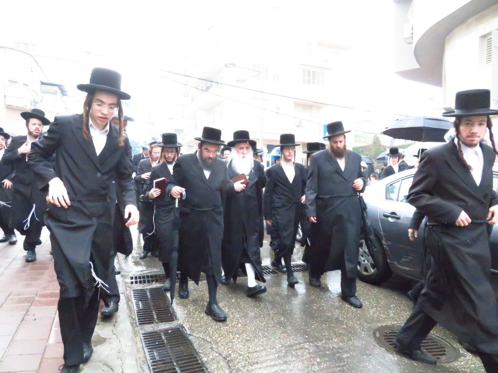 גלריה: האדמו''ר ממכנובקא בעלזא בשאיבת מים שלנו ושריפת חמץ