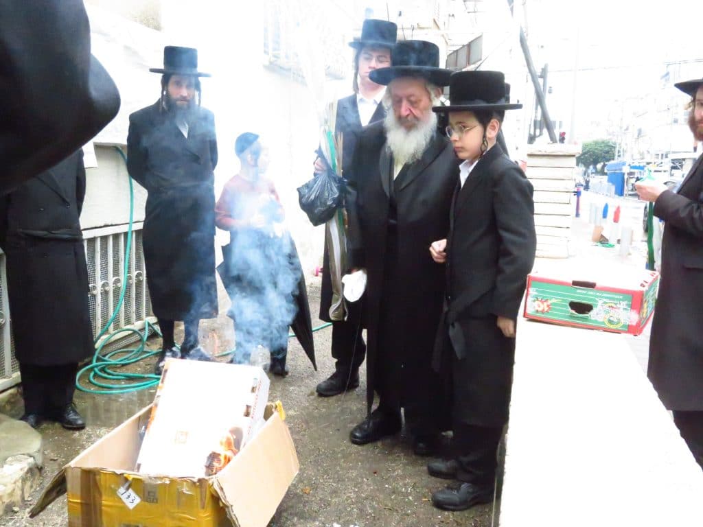 האדמו"ר מנאראל בשאיבת מים שלנו ובשריפת חמץ