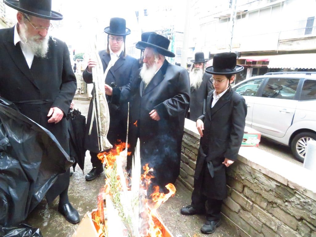 האדמו"ר מנאראל בשאיבת מים שלנו ובשריפת חמץ