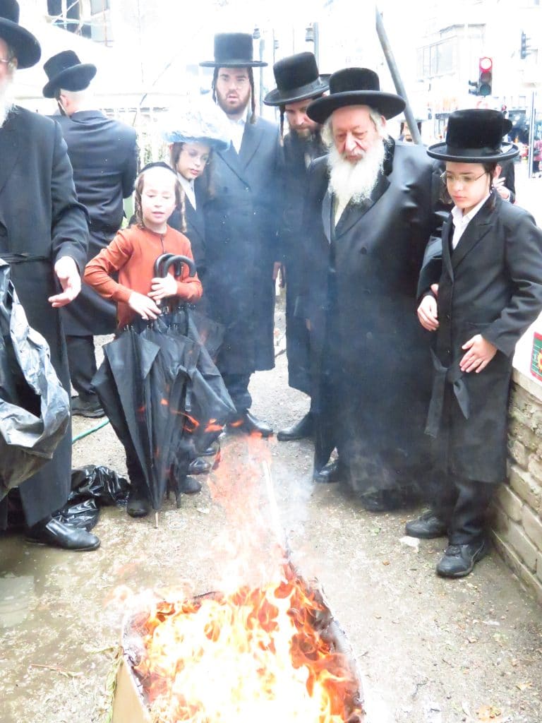 האדמו"ר מנאראל בשאיבת מים שלנו ובשריפת חמץ