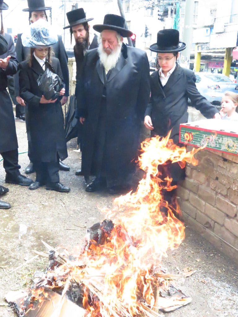 האדמו"ר מנאראל בשאיבת מים שלנו ובשריפת חמץ