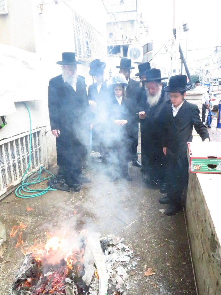 האדמו"ר מנאראל בשאיבת מים שלנו ובשריפת חמץ