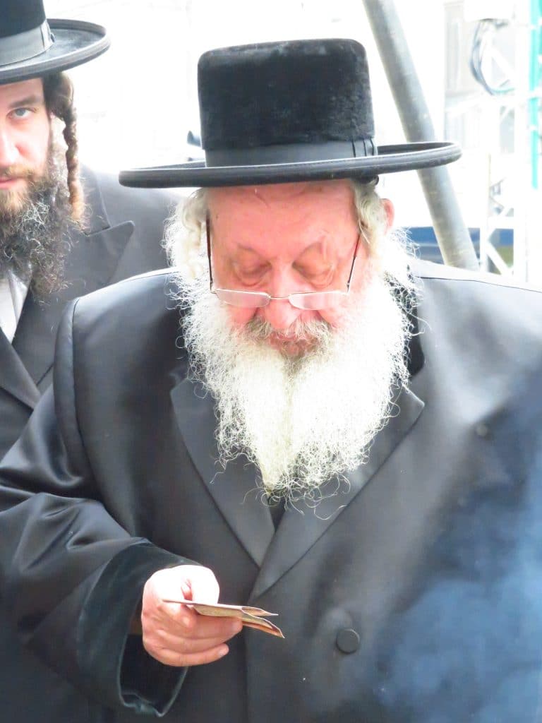 האדמו"ר מנאראל בשאיבת מים שלנו ובשריפת חמץ