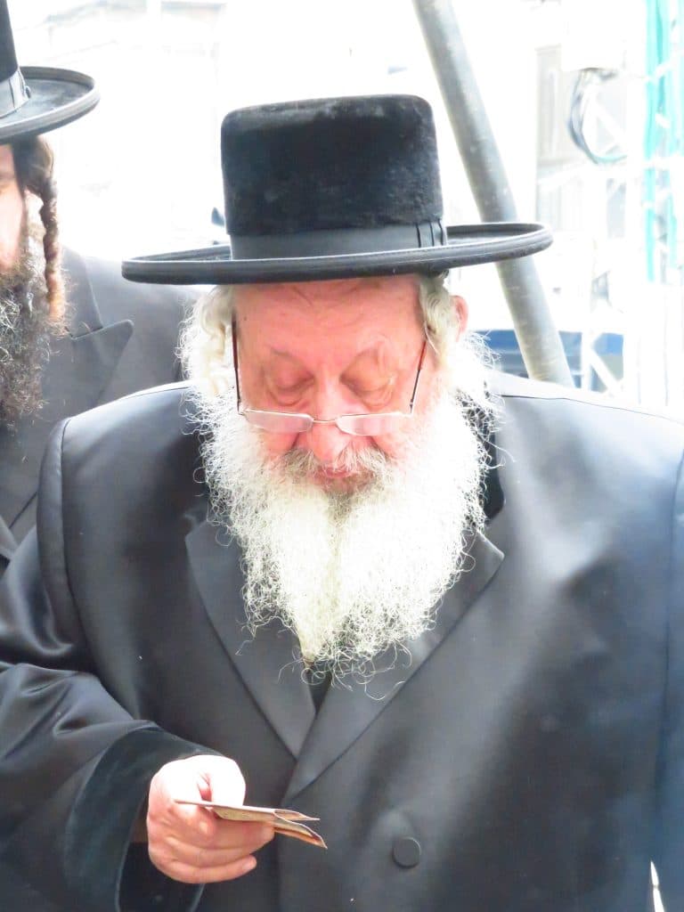 האדמו"ר מנאראל בשאיבת מים שלנו ובשריפת חמץ