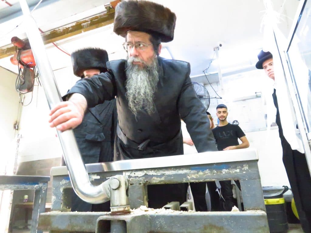 גלריה: גאב''ד זכרון מאיר בהכנות לחג הפסח