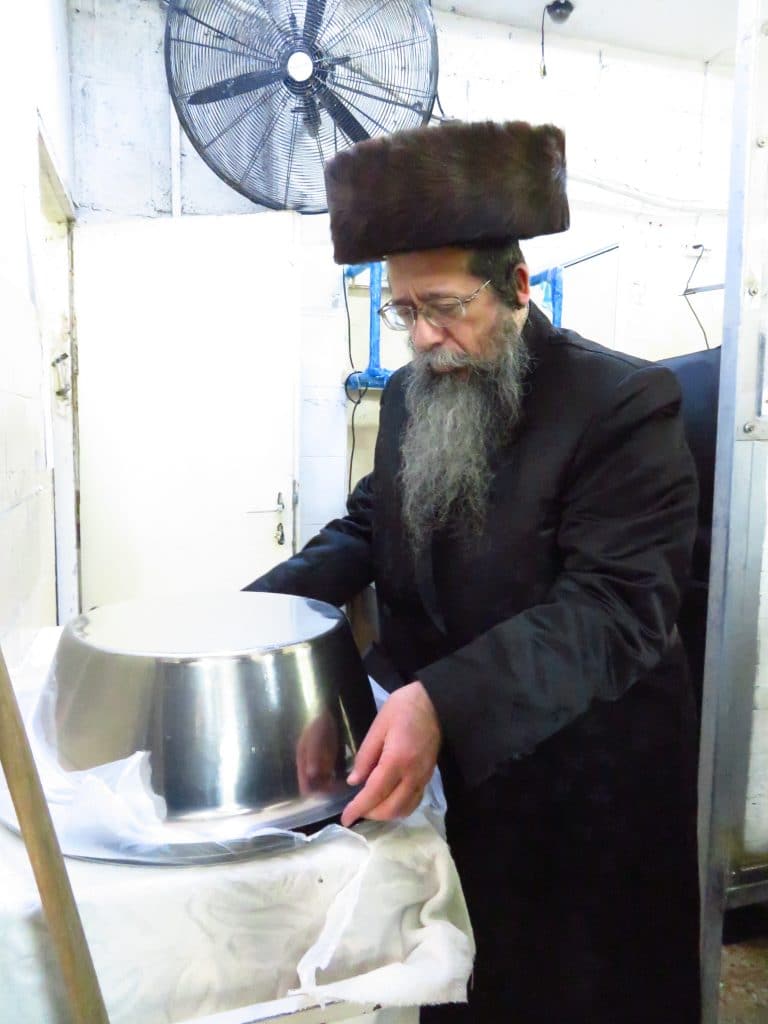 גלריה: גאב''ד זכרון מאיר בהכנות לחג הפסח