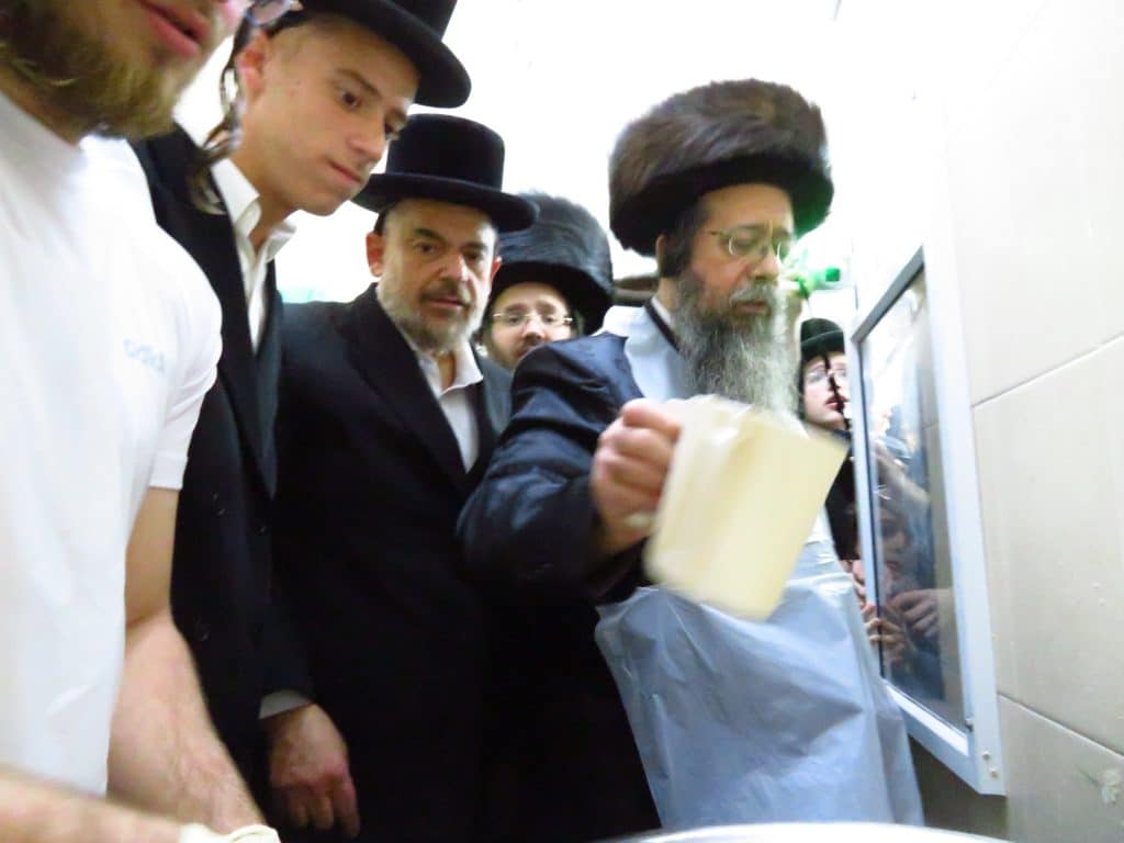 גלריה: גאב''ד זכרון מאיר בהכנות לחג הפסח