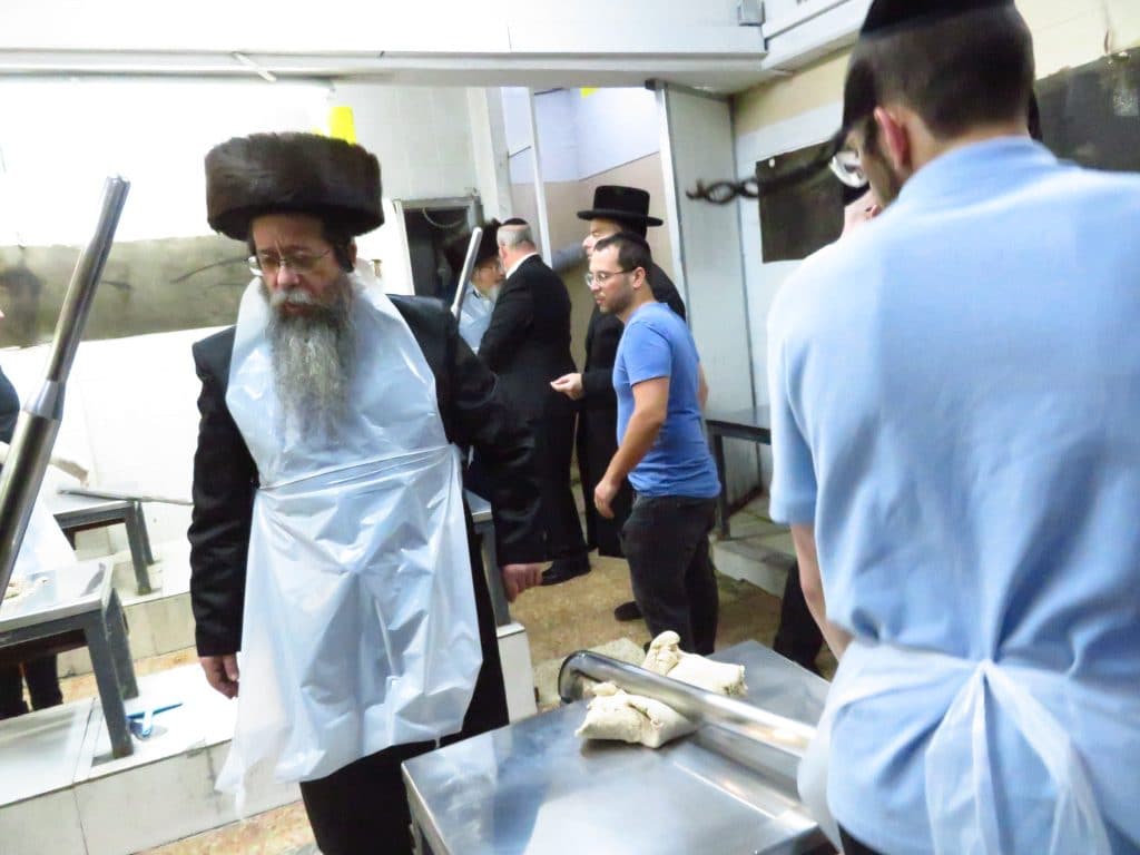 גלריה: גאב''ד זכרון מאיר בהכנות לחג הפסח