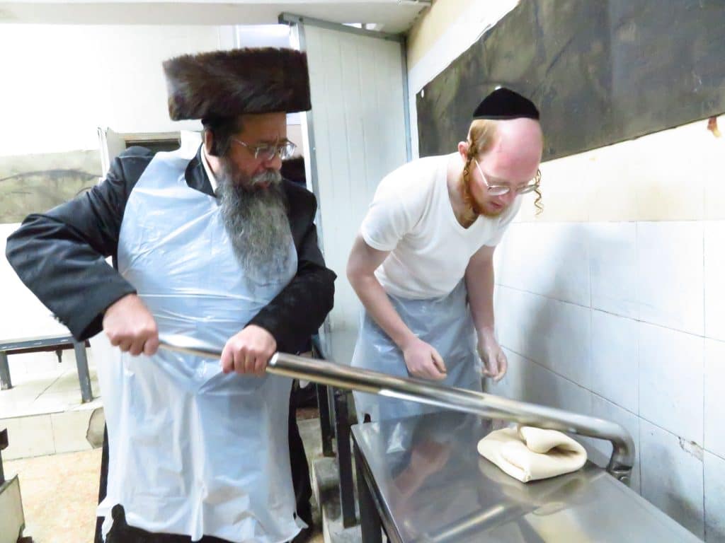 גלריה: גאב''ד זכרון מאיר בהכנות לחג הפסח