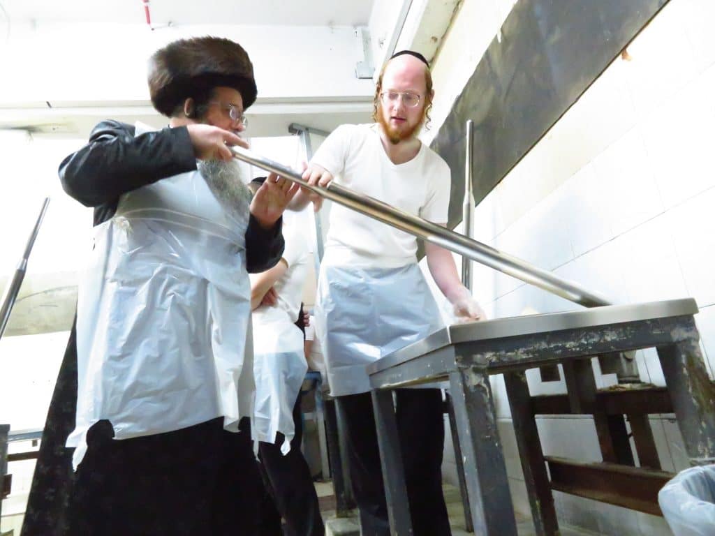 גלריה: גאב''ד זכרון מאיר בהכנות לחג הפסח