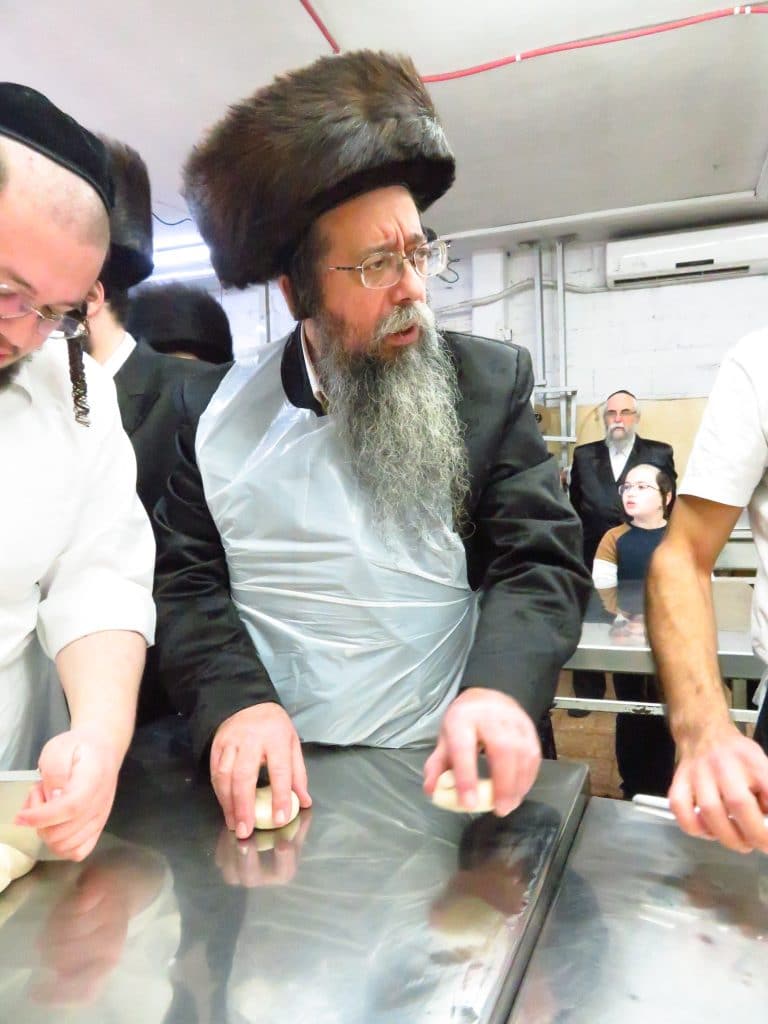 גלריה: גאב''ד זכרון מאיר בהכנות לחג הפסח