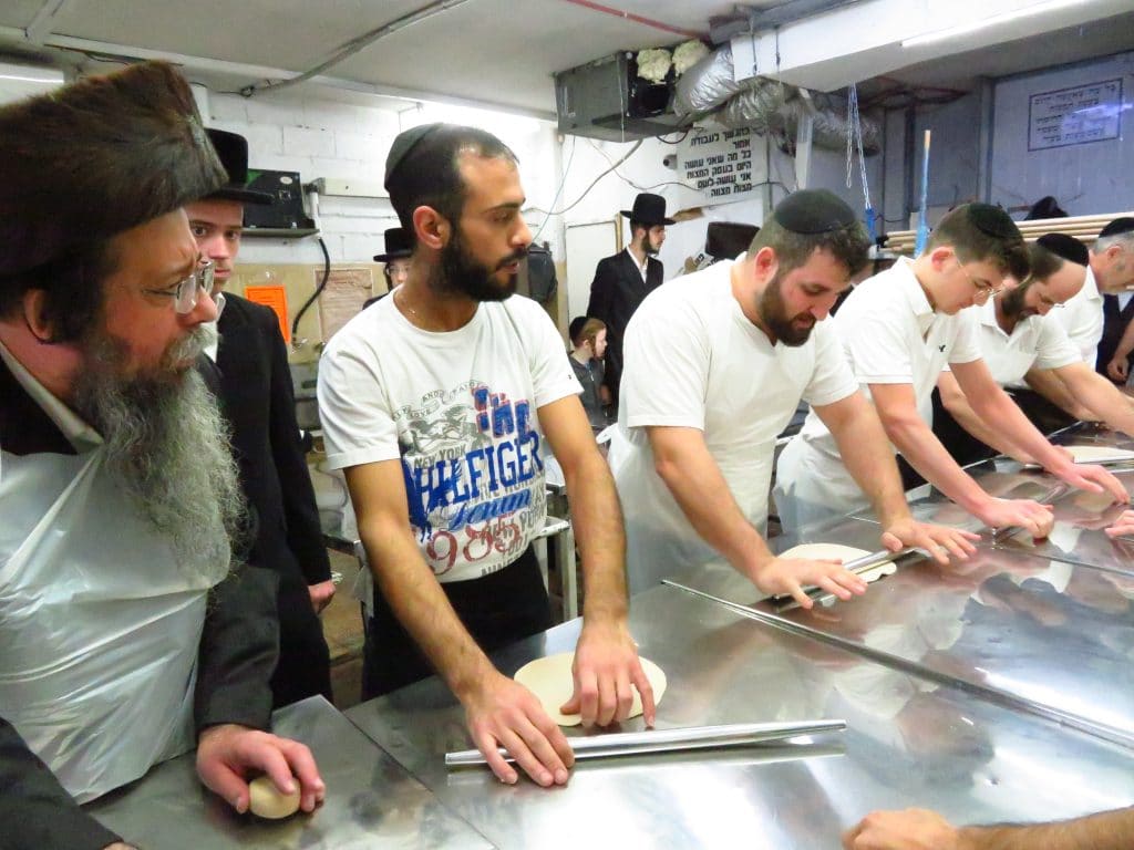גלריה: גאב''ד זכרון מאיר בהכנות לחג הפסח