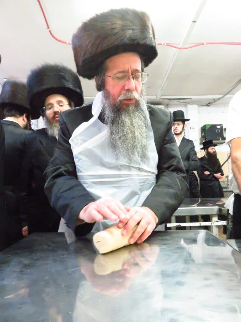 גלריה: גאב''ד זכרון מאיר בהכנות לחג הפסח