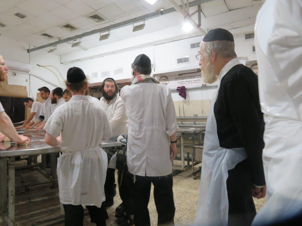 גלריה: הגר"י אונגרישר באפיית מצות