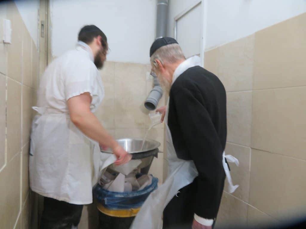 גלריה: הגר"י אונגרישר באפיית מצות