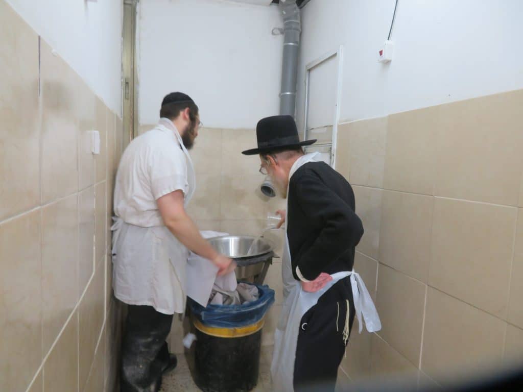 גלריה: הגר"י אונגרישר באפיית מצות