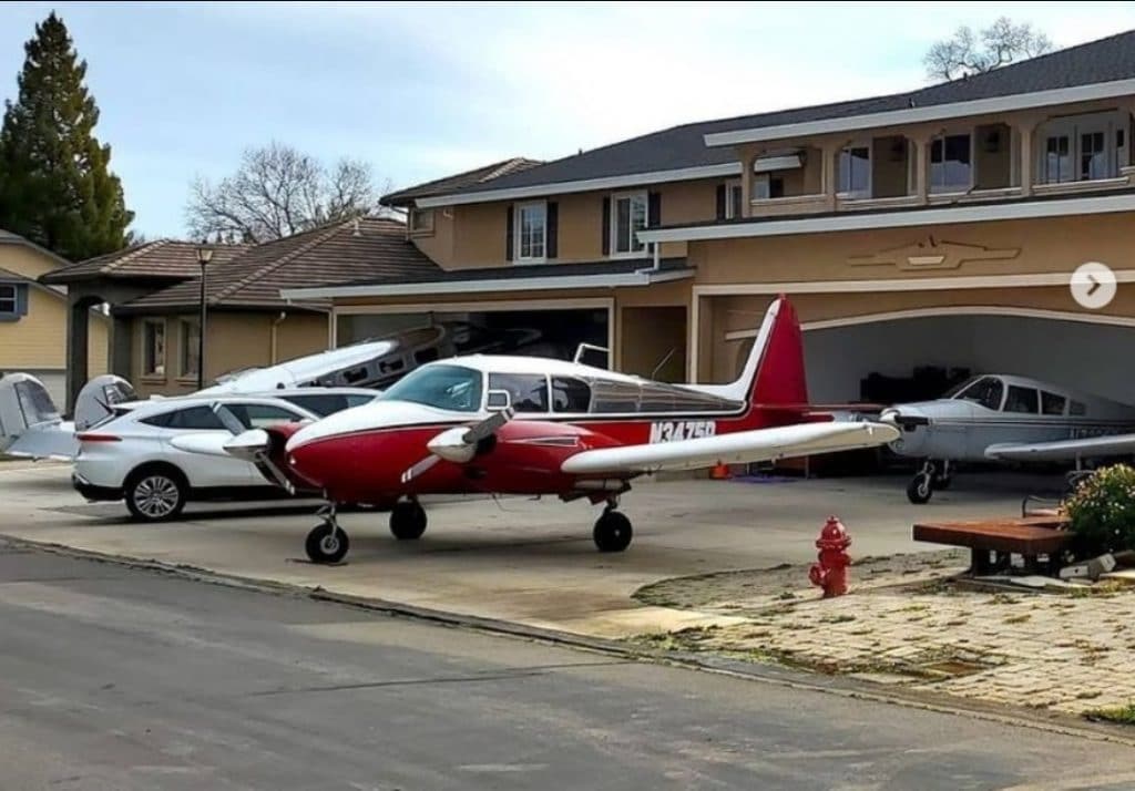 שכונה יוקרתית בקליפורניה: לכל דייר מטוס בחניה • צפו