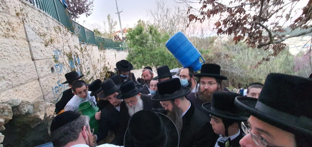 האדמו"ר מסאדיגורה ירושלים בשאיבת מים שלנו