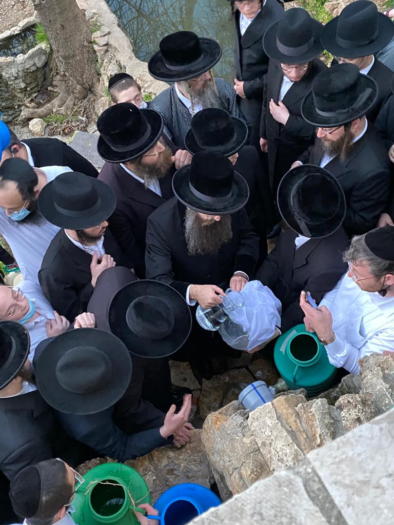 האדמו"ר מסאדיגורה ירושלים בשאיבת מים שלנו