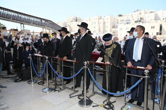 צפו: אלפי משתתפים בברכת הכהנים בכותל המערבי