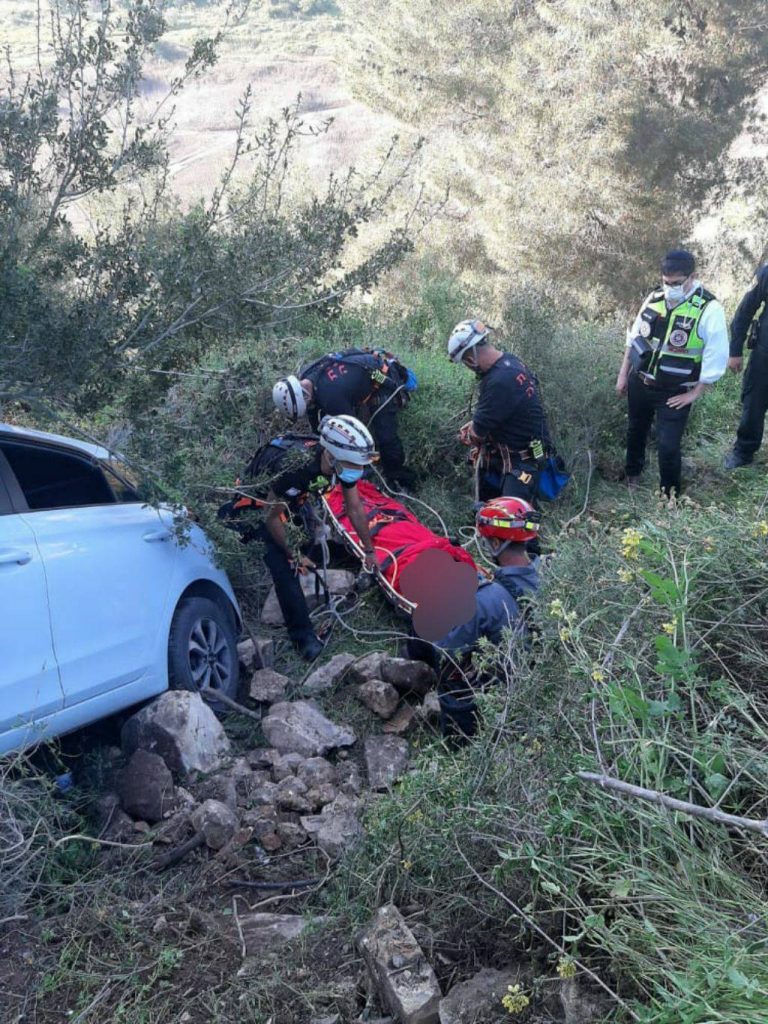 שלושה בני משפחה חרדית חולצו מרכב שהתדרדר לואדי בי-ם