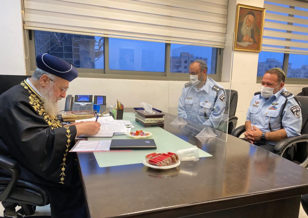 מפכ"ל המשטרה מכר את החמץ של המשטרה אצל הראשון לציון