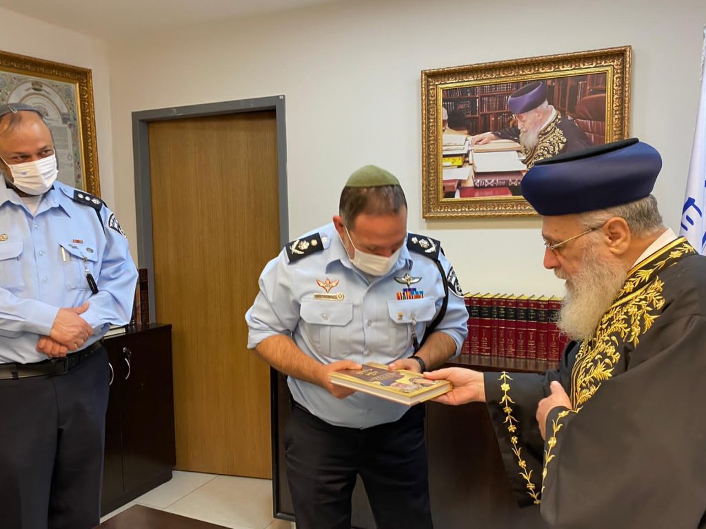 מפכ"ל המשטרה מכר את החמץ של המשטרה אצל הראשון לציון