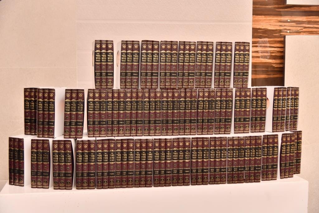 סיום מסכת גיטין בישיבת מכנובקא בעלזא