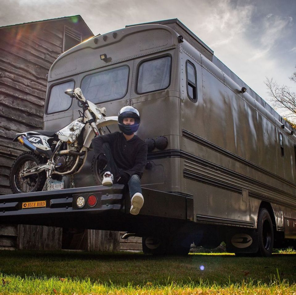 נחיתת חירום בגלל נשיכת אוזן של נוסע • הכותרות מעיתוני העולם