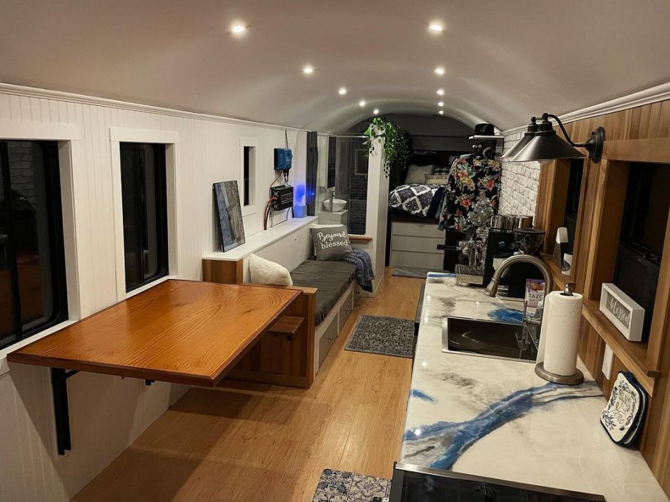 נחיתת חירום בגלל נשיכת אוזן של נוסע • הכותרות מעיתוני העולם