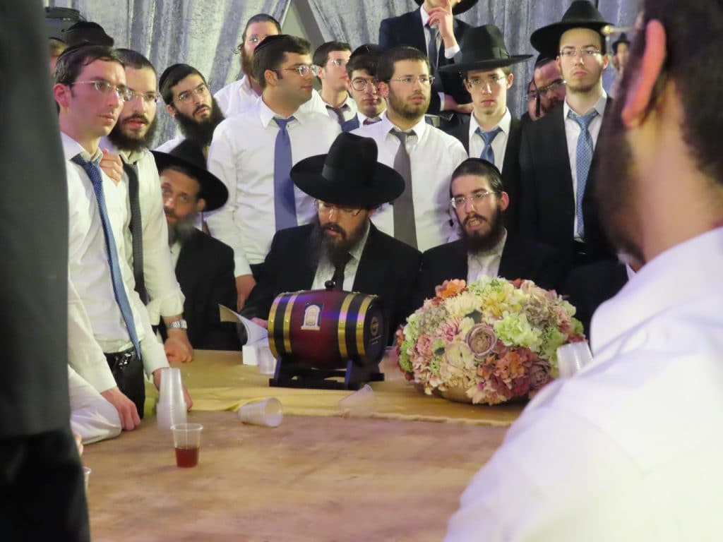 תיעוד משמחת נישואי בן ראש ישיבת 'כנסת יצחק' - ק"ס • גלריה