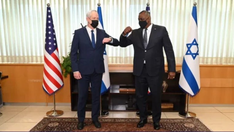 גנץ לעיתונאי: אני אוריד לך ת'ראש • צפו