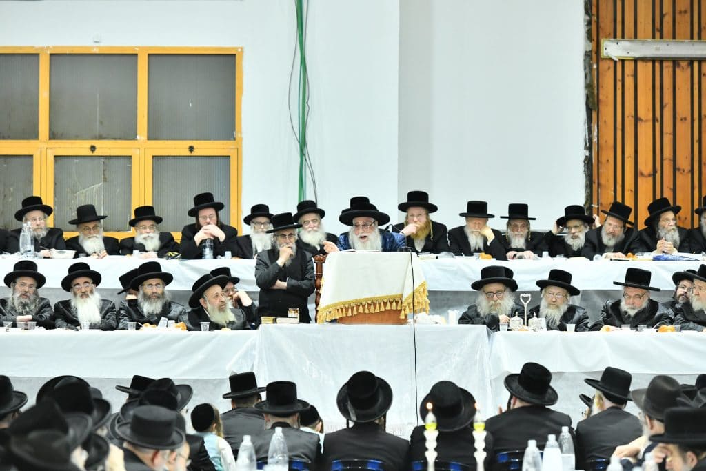 בטיש היארצייט 50 בחורי צאנז נבחנו על 600 דפים • גלריה בטיש היארצייט 50 בחורי צאנז נבחנו על 600 דפים • גלריה