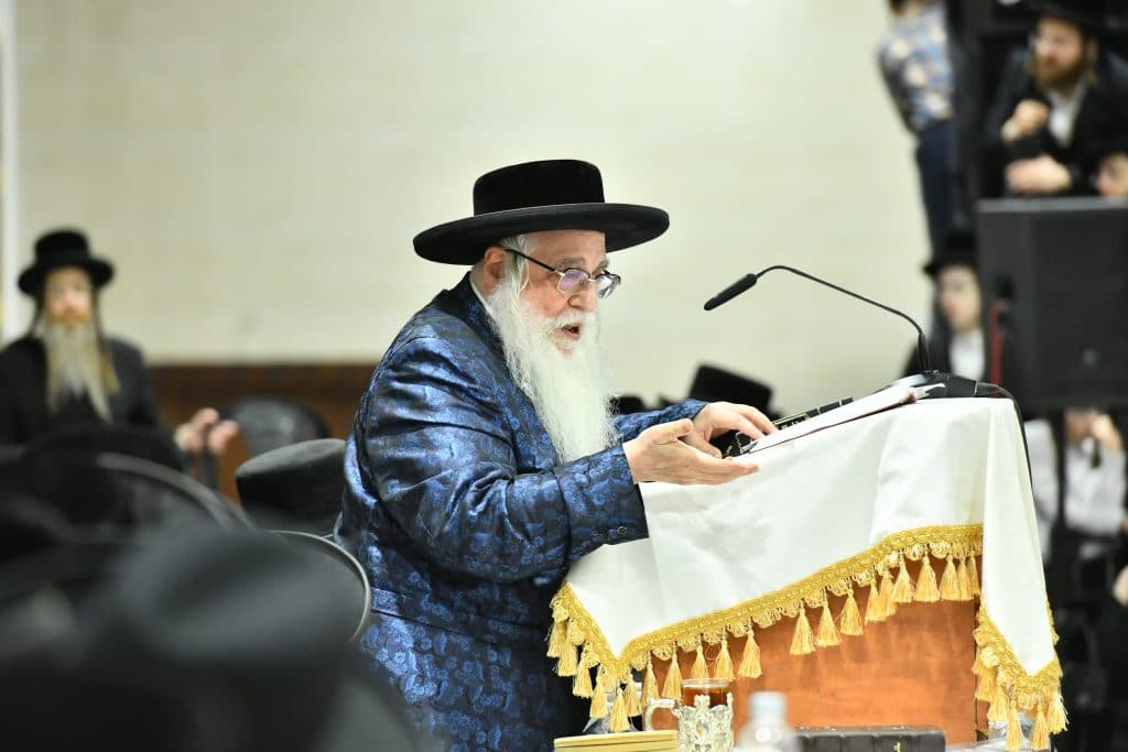 בטיש היארצייט 50 בחורי צאנז נבחנו על 600 דפים • גלריה בטיש היארצייט 50 בחורי צאנז נבחנו על 600 דפים • גלריה