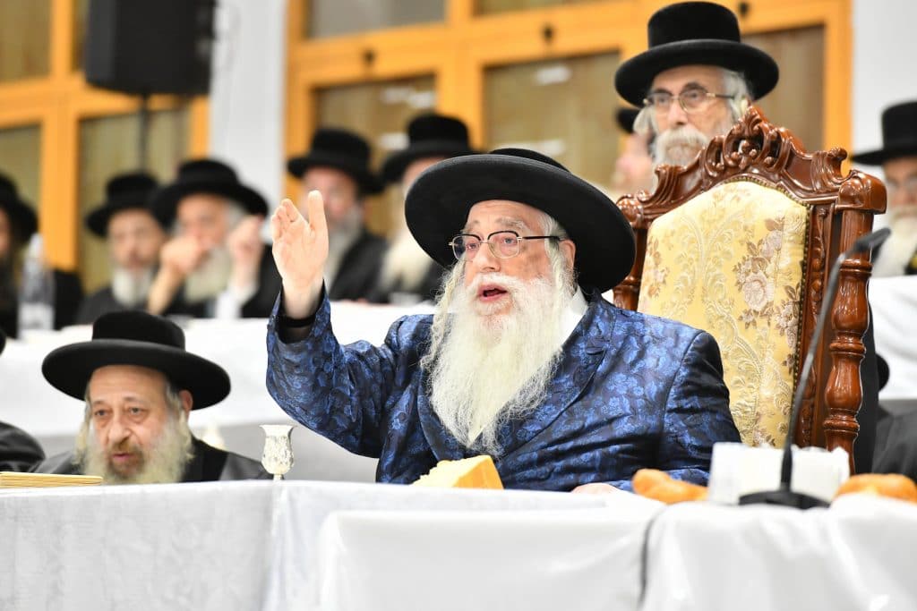 בטיש היארצייט 50 בחורי צאנז נבחנו על 600 דפים • גלריה בטיש היארצייט 50 בחורי צאנז נבחנו על 600 דפים • גלריה