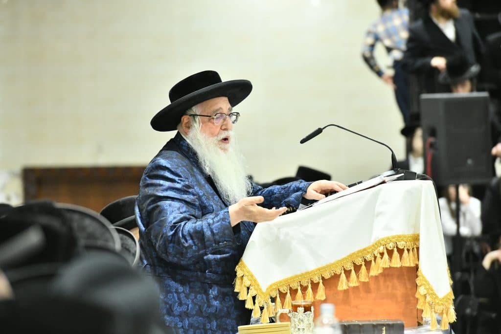 בטיש היארצייט 50 בחורי צאנז נבחנו על 600 דפים • גלריה בטיש היארצייט 50 בחורי צאנז נבחנו על 600 דפים • גלריה