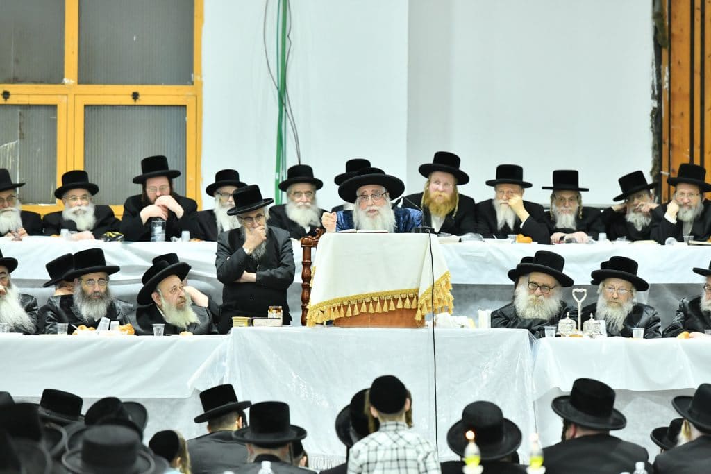 בטיש היארצייט 50 בחורי צאנז נבחנו על 600 דפים • גלריה בטיש היארצייט 50 בחורי צאנז נבחנו על 600 דפים • גלריה