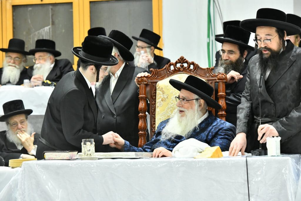 בטיש היארצייט 50 בחורי צאנז נבחנו על 600 דפים • גלריה בטיש היארצייט 50 בחורי צאנז נבחנו על 600 דפים • גלריה