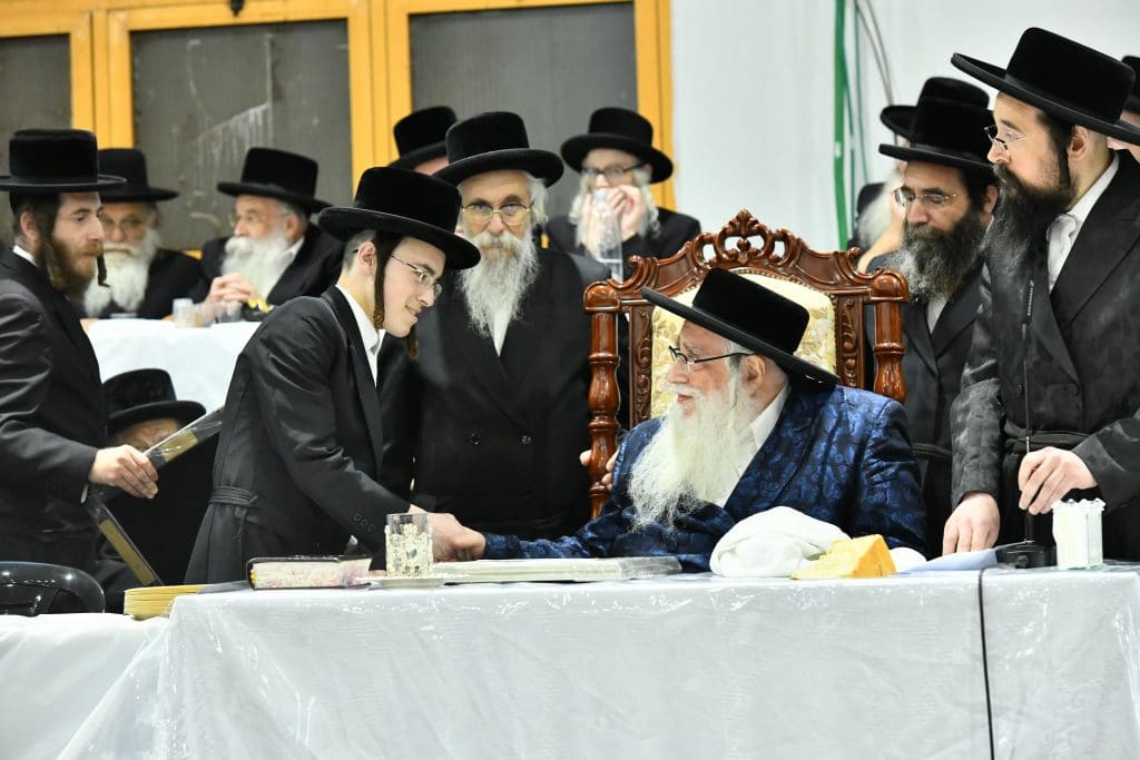 בטיש היארצייט 50 בחורי צאנז נבחנו על 600 דפים • גלריה בטיש היארצייט 50 בחורי צאנז נבחנו על 600 דפים • גלריה